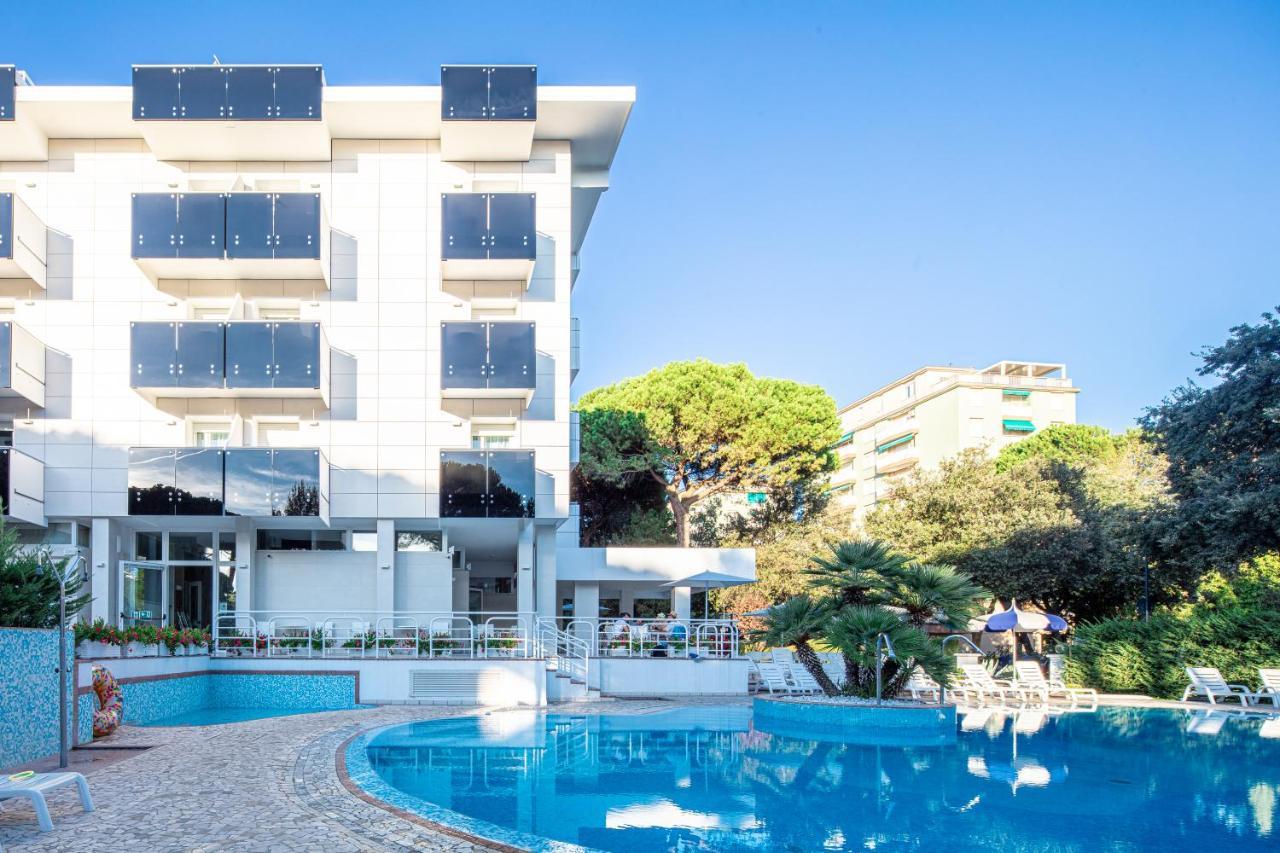 Hotel Ambassador Meuble Lignano Sabbiadoro Dış mekan fotoğraf