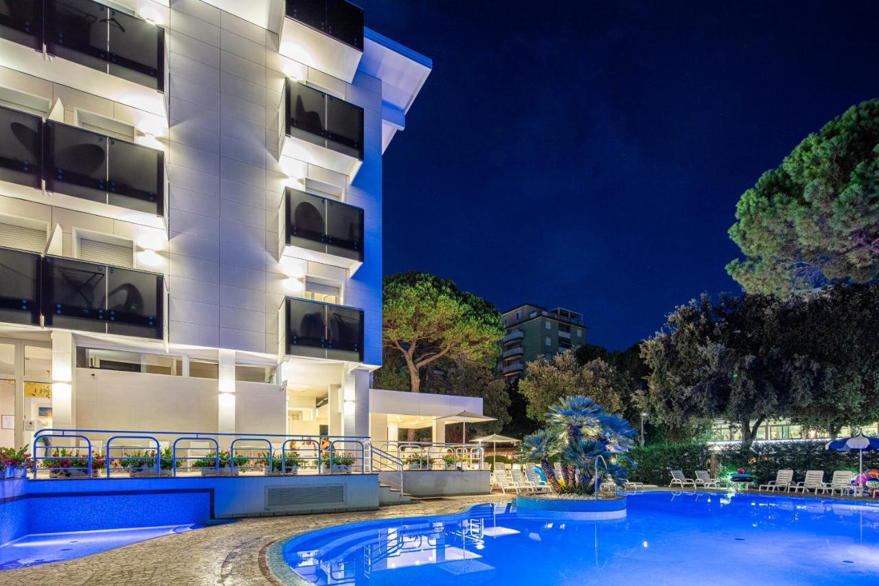 Hotel Ambassador Meuble Lignano Sabbiadoro Dış mekan fotoğraf