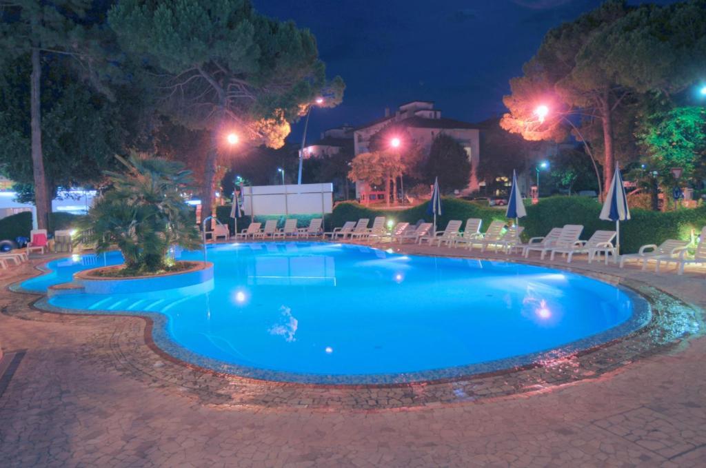 Hotel Ambassador Meuble Lignano Sabbiadoro Dış mekan fotoğraf