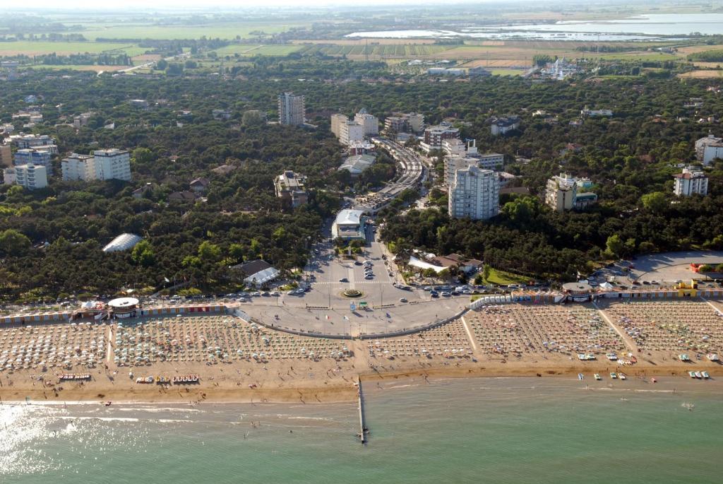 Hotel Ambassador Meuble Lignano Sabbiadoro Dış mekan fotoğraf