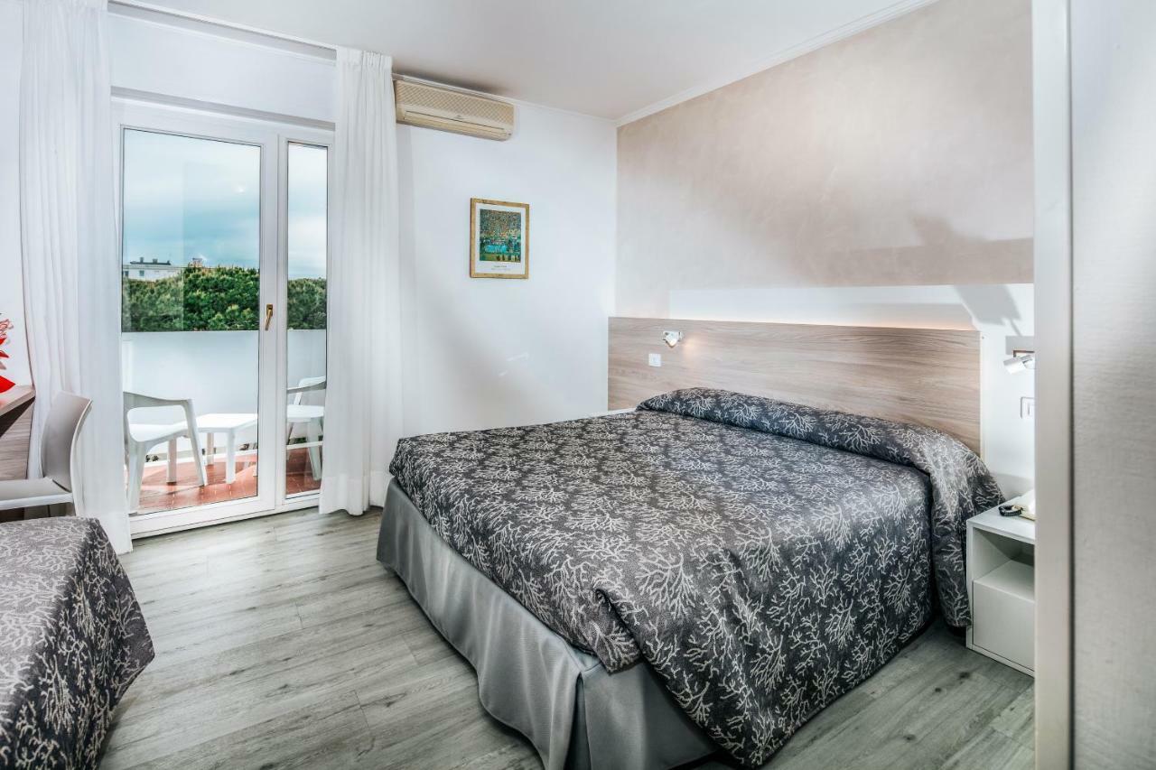 Hotel Ambassador Meuble Lignano Sabbiadoro Dış mekan fotoğraf