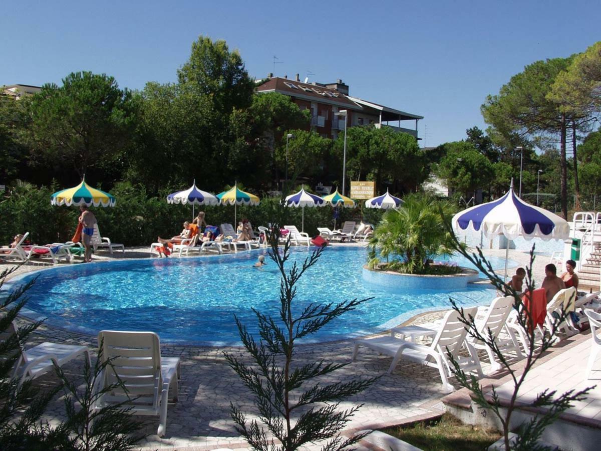 Hotel Ambassador Meuble Lignano Sabbiadoro Dış mekan fotoğraf