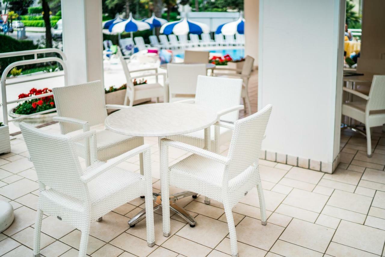 Hotel Ambassador Meuble Lignano Sabbiadoro Dış mekan fotoğraf