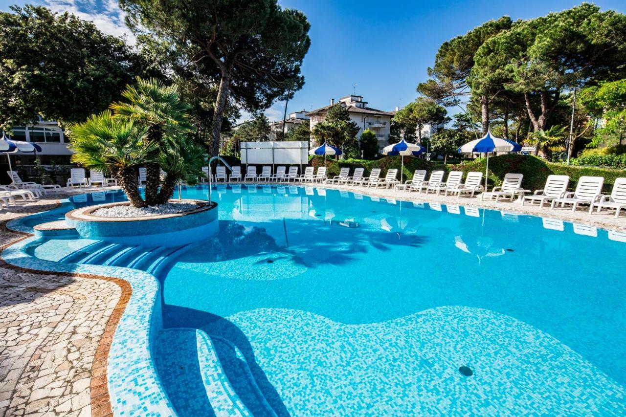 Hotel Ambassador Meuble Lignano Sabbiadoro Dış mekan fotoğraf
