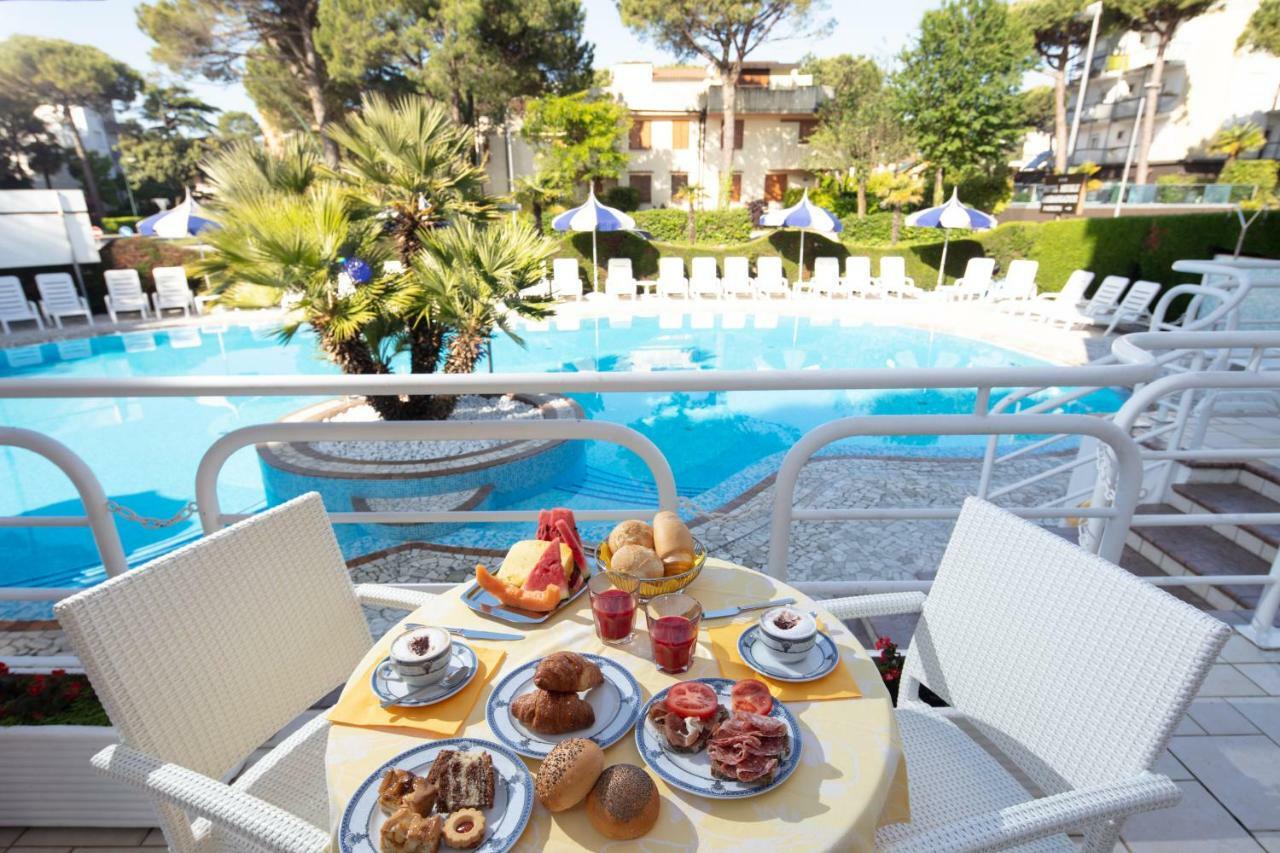 Hotel Ambassador Meuble Lignano Sabbiadoro Dış mekan fotoğraf