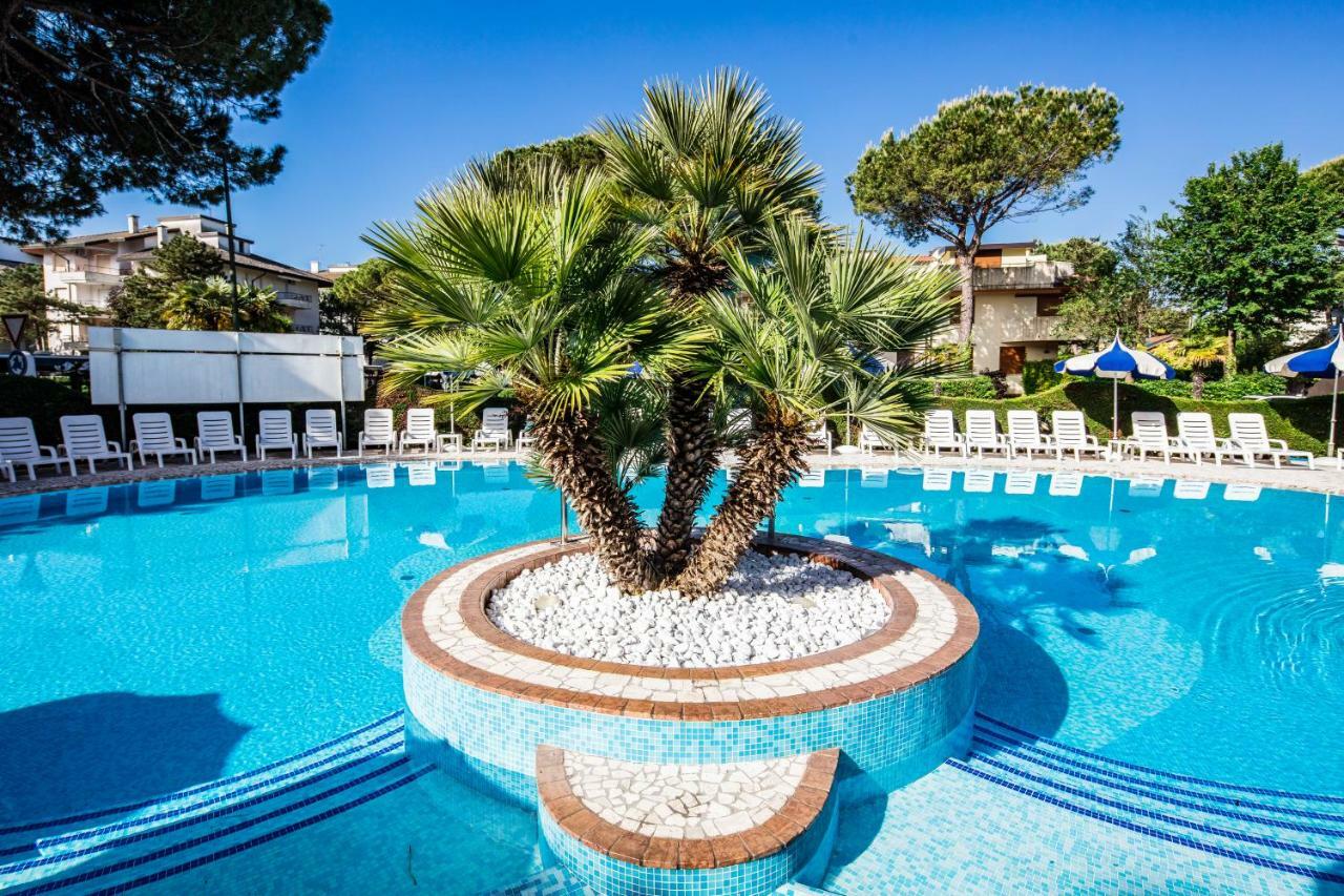 Hotel Ambassador Meuble Lignano Sabbiadoro Dış mekan fotoğraf