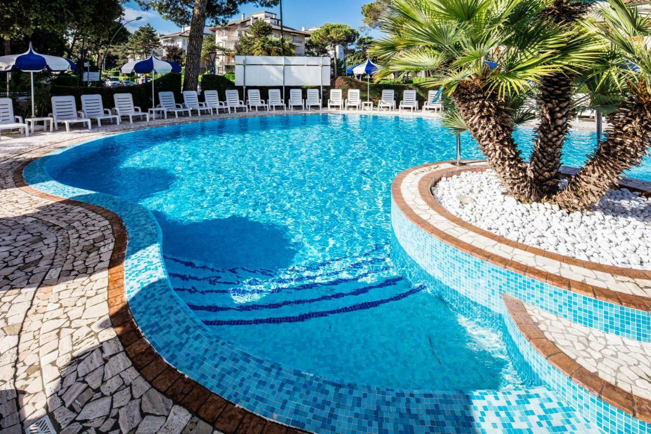 Hotel Ambassador Meuble Lignano Sabbiadoro Dış mekan fotoğraf